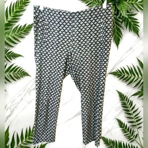 CHICOS Slimming Dress Capris Black and White 2.5